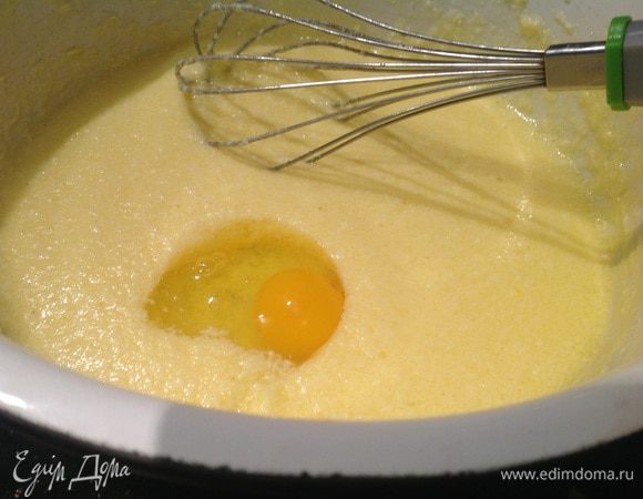 Добавьте по одному яйца и соду, все время взбивая венчиком.