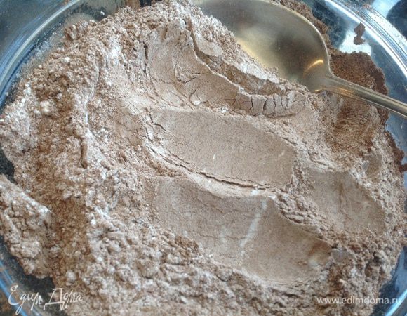 В отдельной миске смешайте разрыхлитель, какао и 750 г муки. 
