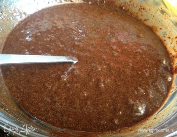 Постепенно введите муку в масляную массу. 