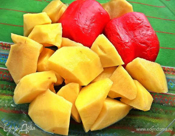 Овощи решила запечь в СВЧ. Для этого чистим, делим крупно на кусочки и помещаем в посуду для СВЧ.