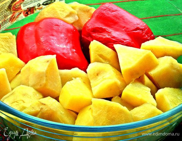 Через 3 минуты вынимаем перец, а картофель запекаем ещё 7 минут, всего 10 минут печётся картошечка.