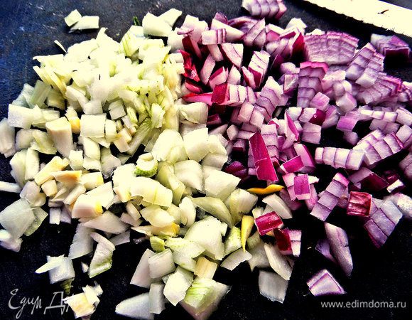 Пока ждём картошечку, нарежем лук мелко (брала два вида лука, но это не обязательно!).