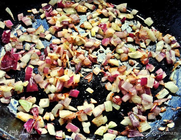 Обжарим лук на растительном масле.