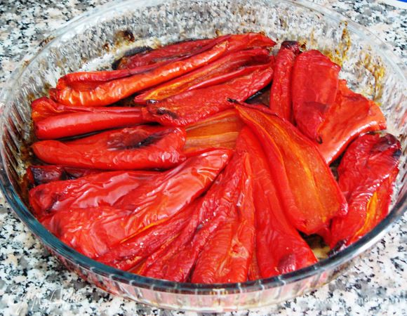 Перец готов, как только с него начинает сниматься кожица. Не пересушите его. 