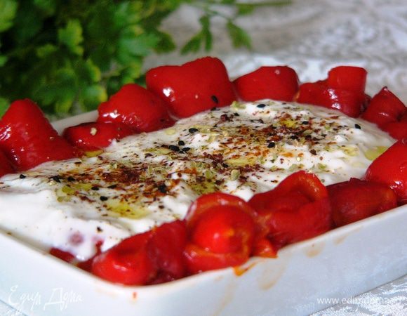 Для соуса добавляем в йогурт протертый чеснок и соль, смешиваем и поливаем им наши рулетики. Украсим блюдо, посыпав сверху молотым красным перцем и сушеным тимьяном. Сбрызгиваем оливковым маслом. Чудесная закуска готова к подаче на стол!