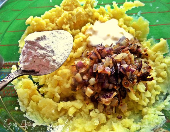 Высыпаем туда обжаренный лук, белок, по ложке сметаны (или майонеза), муки добавим.