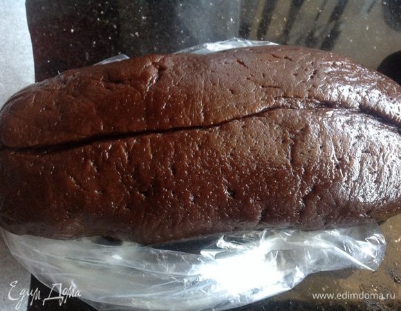 Возможно нужно будет добавить еще муки, тесто должно получится мягкое и эластичное. Заверните тесто в пленку и уберите в холодильник на 1 час.