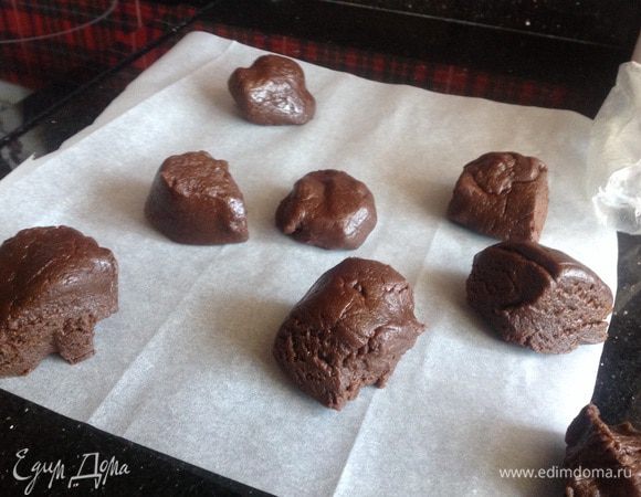 Разделите тесто на 8-10 частей.