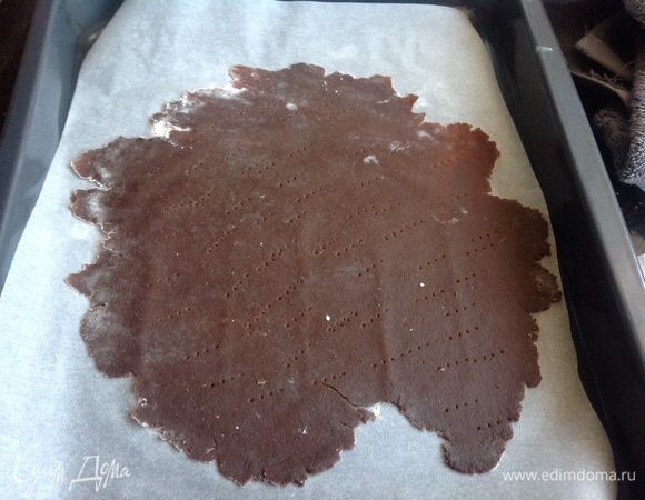 Присыпьте стол мукой и раскатайте каждую часть в тонкий корж. Тесто удобнее раскатывать сразу на бумаге для выпечки. Выпекайте коржи при температуре 180 градусов 5 минут.