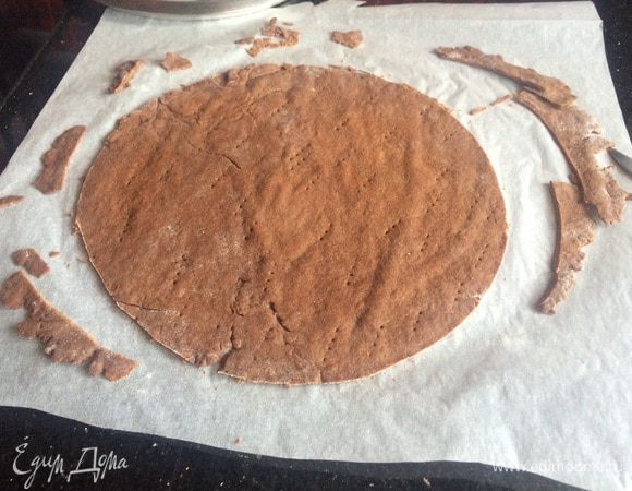 Готовый корж обрежьте по диаметру тарелки (у меня 24 см). Обрезанные кусочки отложите.