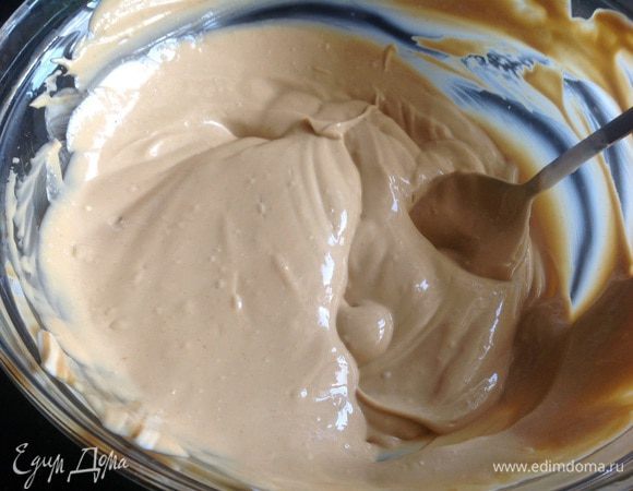 Теперь приготовим крем: смешайте варенную сгущенку и сметану. Сметана должна быть жирной, не меньше 25%, хорошо подходит домашняя. Сгущенка и сметана должны быть охлажденными.
