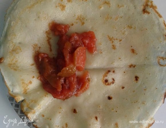 В серединку блина выкладываем варенье и заворачиваем блин конвертиком. Это просто, но очень вкусно!