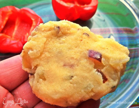 Формируем плоские котлетки в руках.