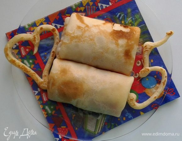 Обычно остается блинное тесто. Чтобы не выпекать блин непонятной формы, можно добавить в оставшееся тесто немного муки и с помощью кондитерского шприца сделать минифигурки для оформления. Это просто, но очень вкусно!