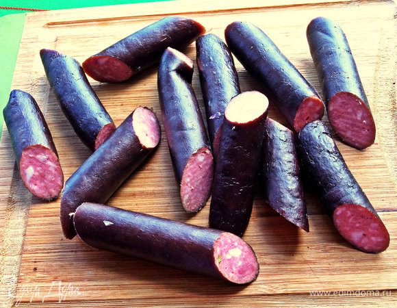 Длинные колбаски, подкопчённые "с дымком", делим для удобства каждую на 4 части.