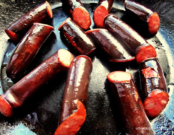 И обжарим на сухой сковороде. Я делала перед оладьями, чтобы и оладьи впитали копчёный аромат. 