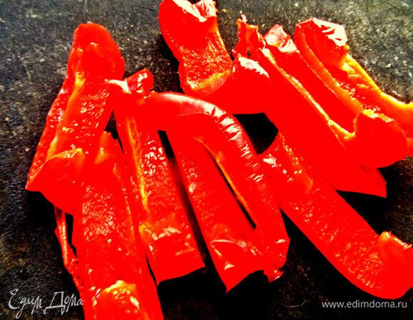 Запечённый перец просто делим на длинные полоски.