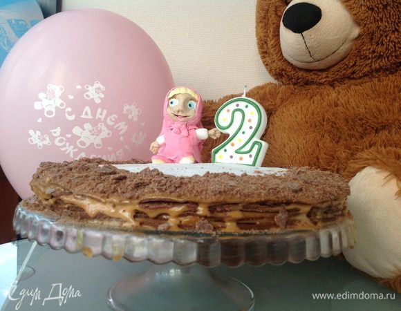 Каждый корж обильно смажьте кремом. Затем посыпьте торт крошкой от коржей или украсьте на ваше усмотрение. Это этап я, к сожалению, забыла сфотографировать. Поставьте торт в холодильник, чтобы он пропитался, не менее 5-6 часов.