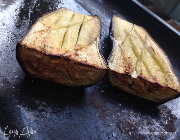 Баклажаны вымыть, обсушить, разрезать вдоль, сделать несколько надрезов, посыпьте солью и смазать немного оливковым маслом. Положить на противень и запечь в духовке при температуре 220 градусов минут 15-20.