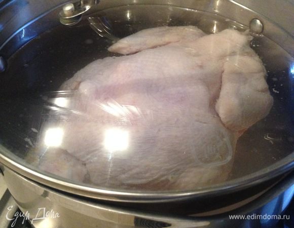 Растворяем соль в воде. Перекладываем целую не разрезанную тушку курицы в любую подходящую емкость (подойдет обычная кастрюля) и заливаем соленой водой. На литр воды 3-4 столовые ложки соли. Вода должна покрыть курицу. Ставим в холодильник.
Вымачиваем курицу 8 часов.