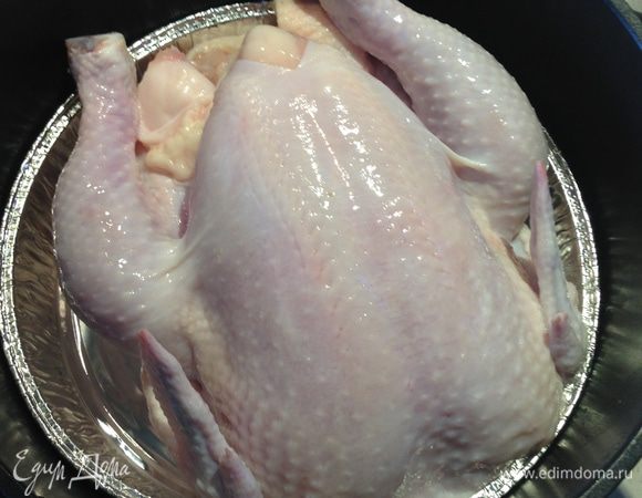 В форму выкладываем настоявшуюся в соленом растворе курицу грудкой вверх.