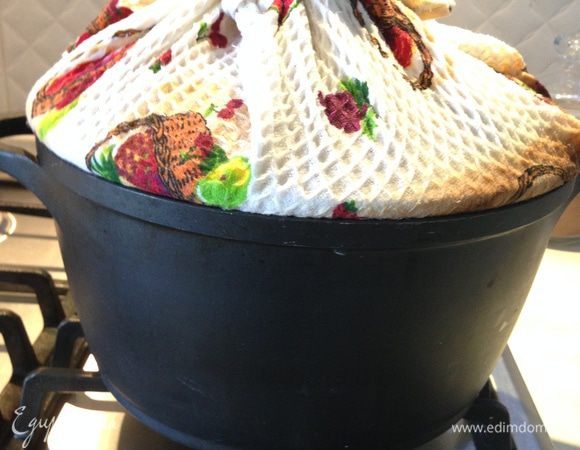 Намочим хлопковое полотенце в холодной воде, выжмем его и обернем им крышку. Концы полотенца закрепить сверху так, чтобы они не свисали. Закрыть крышкой нашу коптильню с курицей.