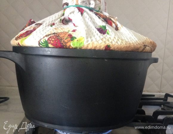 Ставим "коптильню" на сильный огонь на 30 минут.
Затем сбавляем огонь и еще 30 минут коптим на слабом огне.
Затем выключаем огонь и оставляем курицу, не открывая крышки еще минут на 20.