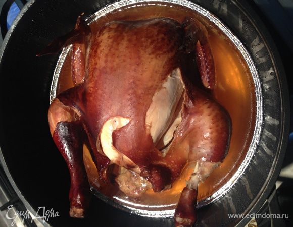 Достаем курицу и очищаем от кожи. Кожу есть нельзя. На фото видно как много сока дала курица.