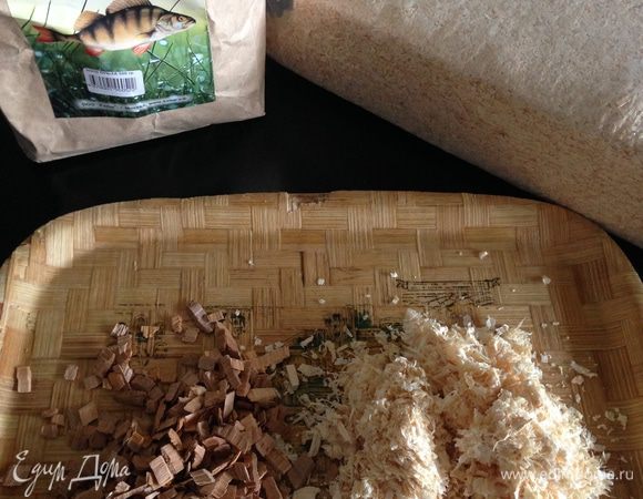 На фото два варианта опилок: слева более темные - это щепа для копчения из ольхи, продается в супермаркетах, справа более светлая - это опилки для кроликов из зоомагазина. Обычно я использую только одни из них, а иногда смешиваю, это не принципиально.