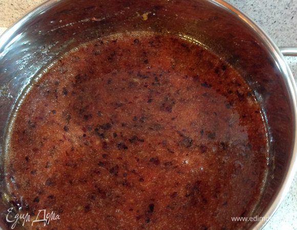 Сливы вымыть, разрезать пополам и вытащить косточку.
Пропустить сливы через мясорубку.
Добавить сахар (примерно 700-800 г на 1 кг слив) и тщательно перемешать.
Воду я не добавляла, прокрученные сливы и так сочные, сахар растворяется хорошо.