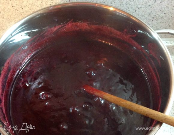 Довести до кипения и томить на маленьком огне.
Первые полчаса я помешивала каждые несколько минут, а потом почти час мешала постоянно: вода испарялась, сливы загустели и без помешивания пытались брызгаться.
Мешать надо до появления сухой дорожки на дне при помешивании.
Признаться, я даже засомневалась, что это возможно в почти полной огромной кастрюле, но все получилось: через 1 час 40 минут и в ней на дне показалась сухая дорожка.