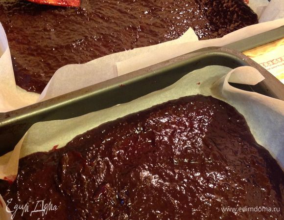 Горячий мармелад разлить на противни и лотки, выложенные пергаментом для выпечки. Толщина горячего мармелада на противне была около 1 см.
На следующий день перевернула мармелад другой стороной кверху, чтобы лучше подсох, и поняла, что можно было еще минут 5-10 его помешать, тогда высох бы еще быстрее.