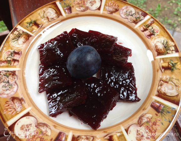 Я брала около 4 кг слив и делала мармелад одновременно в двух кастрюлях. Получилось очень много: 2 противня и несколько лотков.
Получилось вкусно, не приторно, а кисло-сладко и очень красиво - глянцево! 
А главное - очень натурально.

Приятного аппетита!

P.S.Хранить мармелад лучше всего в холодильнике.