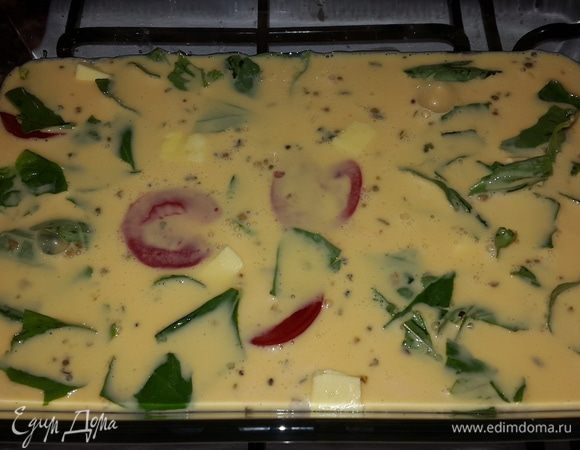 Заливаем все яичной смесью и отправляем в разогретую до 180С духовку. Не открываем духовку до тех пор, пока омлет хорошенько не поднимется и не подрумянится.