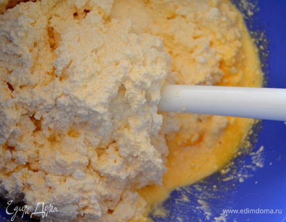 Перетираем творог с желтками, мукой и сметаной до максимальной однородности.

Если у вас нежирный творог, понадобится еще сливочное масло, грамм 30.

