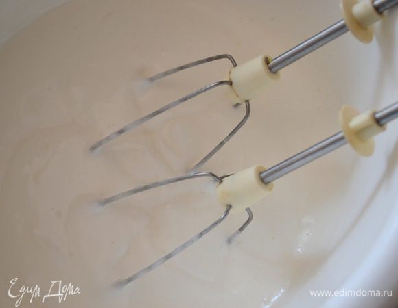 Взбиваем миксером белки. Малыми порциями вводим сахар и продолжаем взбивать. 
Белки должны достичь состояния мягких пиков - не опадать.
