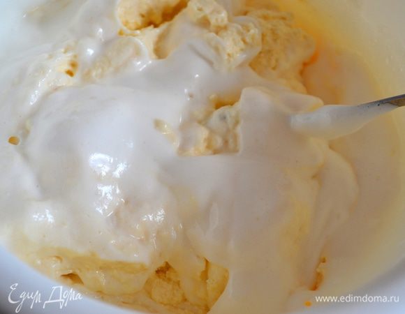 В чашу с белками постепенно вводим творожную массу, перемешиваем осторожно, снизу вверх, чтобы белки не осели. Они дадут творожнику пышность.