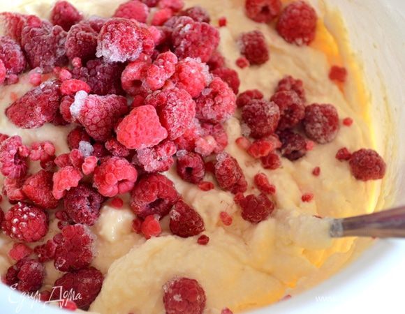 В тесто кладем малину или любую другую ягоду.
Смазываем форму, выкладываем тесто.