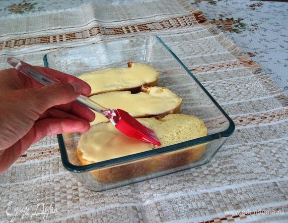 Куски хлеба разместить в форме для выпечки. Щедро смазать хлеб йогуртом с помощью кисточки. 