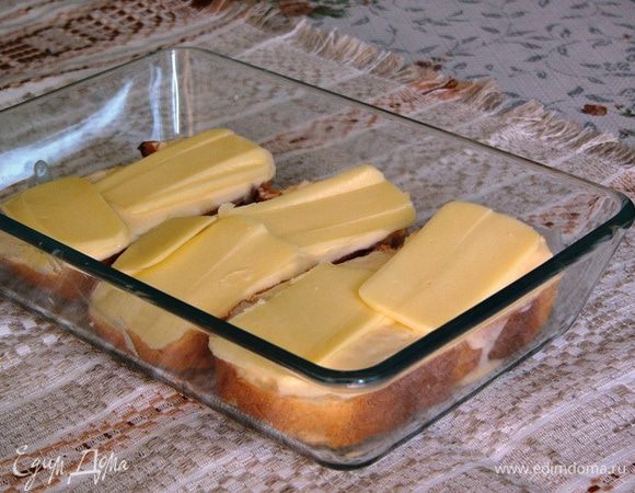 Сверху разложить тонко нарезанные кусочки сыра.