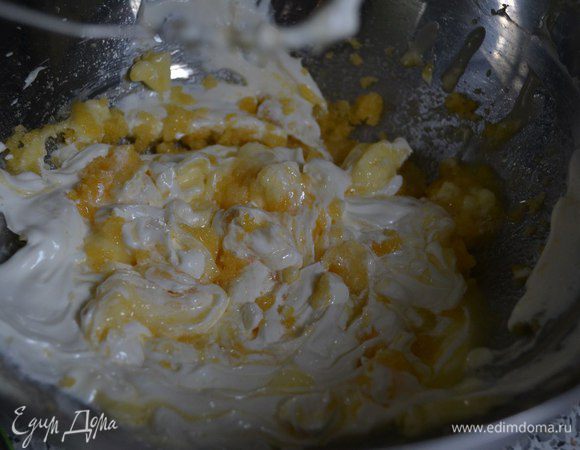 Туда же добавить сливочное масло и сметану, взбить.