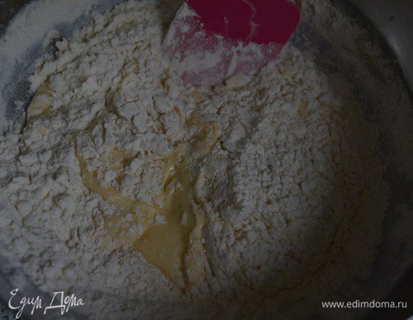 Добавить просеянную муку, соль, соду. 