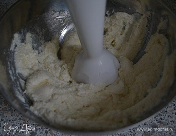 Все ингредиенты в миску + 1 с.л. муки. Взбить блендером до однородности.