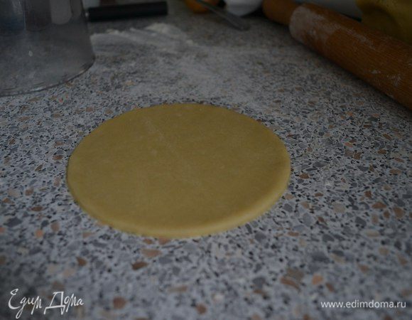 Тесто раскатать. Вырезать кружки диаметром 13 см.