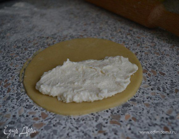 На половинку выложить творожную начинку 2-3 ч.л.