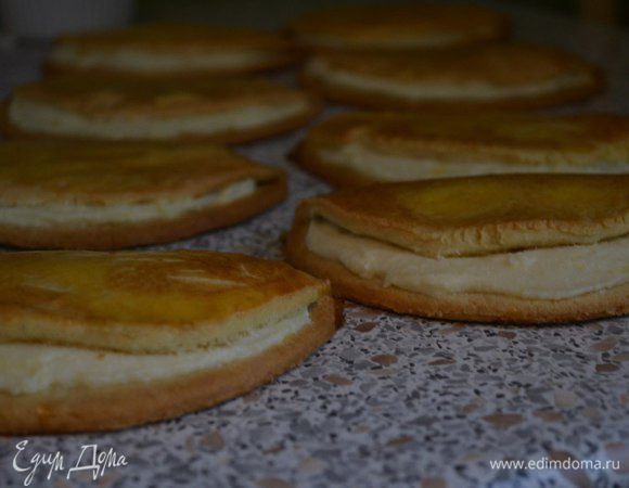 Отправить в разогретую до 180 градусов духовку. Выпекать 15-20 минут.