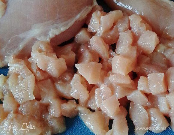 Филе порезать на мелкие кубики, духовку включить на 180°.