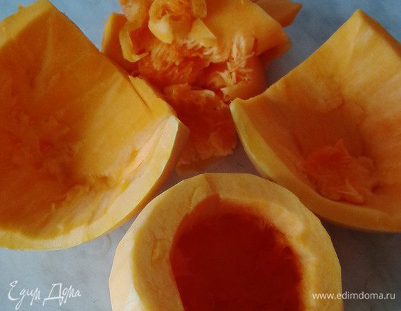 Тыкву очистить от шкуры и семечек, сделать из неё "мисочки", убрать мякоть так, чтобы стенки "мисочек" были толщиной в 1 см (это можно проделать ложкой или ножом.