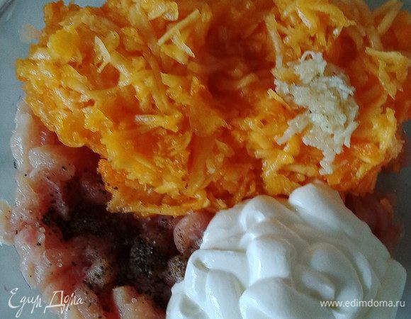 Оставшуюся мякоть потереть на терке и добавить к филе вместе со сметаной, солью, перцем, давленным чесноком. Перемешать до однородности.