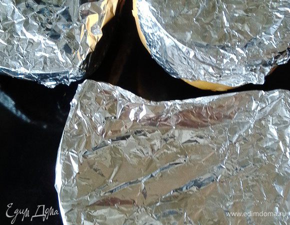 Накрыть их фольгой и перенести в форму, наполненную горячей водой (толщина водного слоя примерно 2 см). Эту конструкцию отправить в разогретую до 180° духовку на 40 минут.